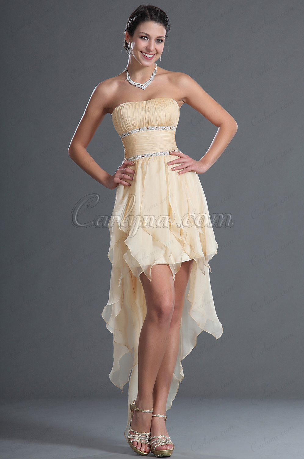 Petite robe beige asymétrique, robe de soirée courte originale taille empire sans bretelle