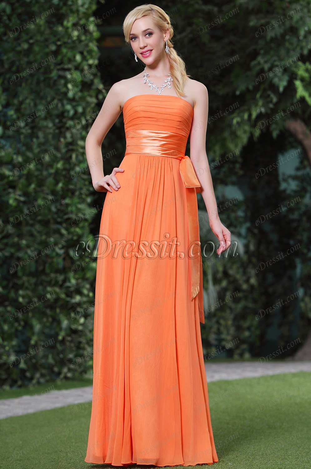 Robe demoiselle d'honneur bustier orange reserrée par ceinture en satin