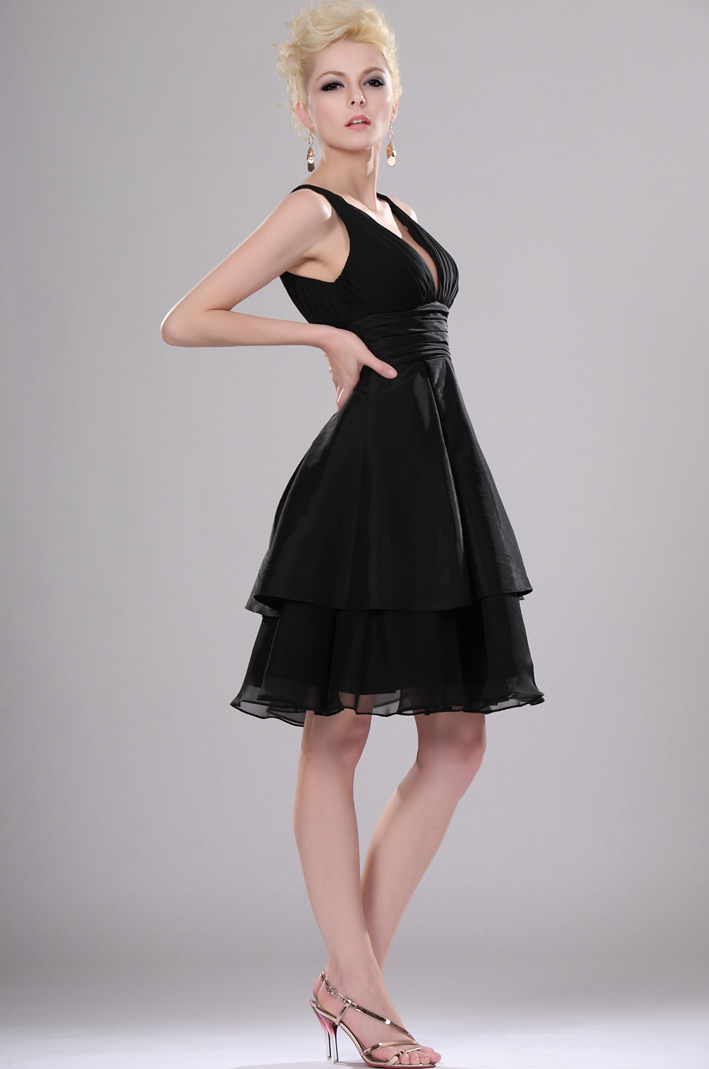 Petite robe noire multicouche décolleté en V avant et au dos