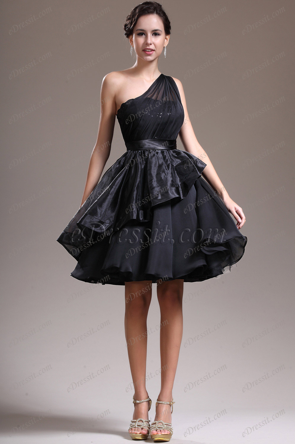 Petite robe noire asymétrique en paillettes multicouche