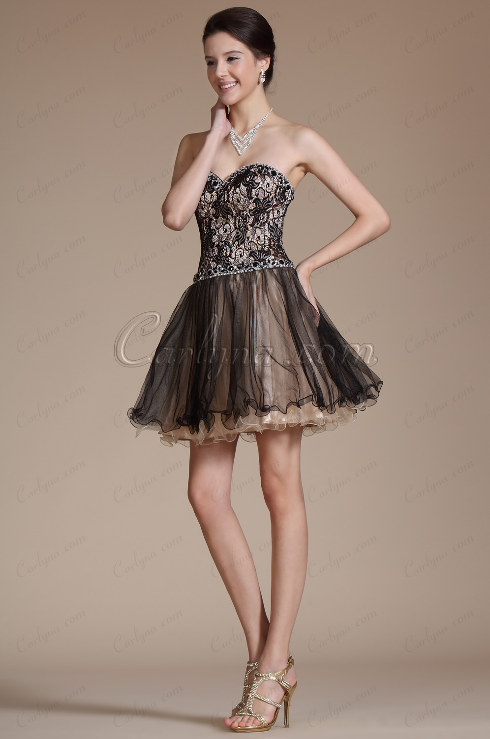 Petite robe de soirée bustier en dentelle et tulle multicouche